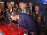 Сергей Иванов и ветераны осматривают выставку в Историческом музее Сергей Иванов и ветераны осматривают выставку в Историческом музее