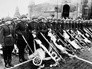 Солдаты Красной Армии со знамёнами немецкого вермахта во время празднования победы над нацистской Германией Солдаты Красной Армии со знамёнами немецкого вермахта во время празднования победы над нацистской Германией