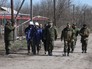Представители ОБСЕ осматривают поселок в Донецкой области Представители ОБСЕ осматривают поселок в Донецкой области