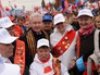 Мэр Москвы Сергей Собянин с участниками шествия профсоюзов Мэр Москвы Сергей Собянин с участниками шествия профсоюзов