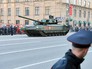 Танк Т-14 на гусеничной платформе "Армата" во время репетиции военного парада в Москве Танк Т-14 на гусеничной платформе "Армата" во время репетиции военного парада в Москве