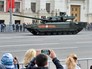 Танк Т-14 на гусеничной платформе "Армата" во время репетиции военного парада в Москве Танк Т-14 на гусеничной платформе "Армата" во время репетиции военного парада в Москве