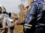 Женщина препятствует эвакуации своего автомобиля в Кемерово Женщина препятствует эвакуации своего автомобиля в Кемерово