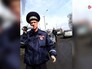 Полицейские Кемерова пытаются эвакуировать машину женщины Полицейские Кемерова пытаются эвакуировать машину женщины