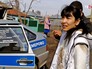 Женщина препятствует эвакуации своего автомобиля в Кемерово Женщина препятствует эвакуации своего автомобиля в Кемерово