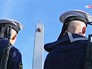 Моряки возле воинского мемориала Моряки возле воинского мемориала