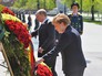 Президент Российской Федерации Владимир Путин и канцлер Федеративной Республики Германия Ангела Меркель на церемонии возложения цветов к Могиле Неизвестного солдата Президент Российской Федерации Владимир Путин и канцлер Федеративной Республики Германия Ангела Меркель на церемонии возложения цветов к Могиле Неизвестного солдата