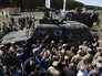 Президент Украины Петр Порошенко осматривает образцы военной техники Президент Украины Петр Порошенко осматривает образцы военной техники