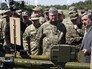 Президент Украины Петр Порошенко осматривает образцы военной техники Президент Украины Петр Порошенко осматривает образцы военной техники