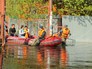 Сотрудники МЧС эвакуируют жителей из зоны паводков Сотрудники МЧС эвакуируют жителей из зоны паводков