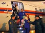 Сотрудники МЧС РФ встречают детей прибывших спецбортом МЧС РФ Сотрудники МЧС РФ встречают детей прибывших спецбортом МЧС РФ