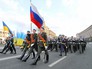 Российские и украинские десантники во время совместного парада военнослужащих Вооруженных сил Украины и России в Киеве Российские и украинские десантники во время совместного парада военнослужащих Вооруженных сил Украины и России в Киеве