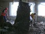 Ремонтные службы устраняют последствия обстрела кварталов Донбасса Ремонтные службы устраняют последствия обстрела кварталов Донбасса