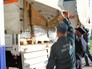 Сотрудники МЧС России во время погрузки гуманитарной помощи на грузовики Сотрудники МЧС России во время погрузки гуманитарной помощи на грузовики