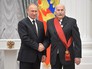 Президент России Владимир Путин награждает народного артиста СССР Владимира Зельдина Президент России Владимир Путин награждает народного артиста СССР Владимира Зельдина
