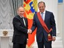 Президент России Владимир Путин награждает главу МИД России Сергея Лаврова Президент России Владимир Путин награждает главу МИД России Сергея Лаврова