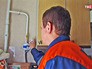 Работник МОСГАЗа проверяет трубы на наличие утечки Работник МОСГАЗа проверяет трубы на наличие утечки