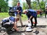 Сотрудники миссии ОБСЕ осматривают место обстрела в Донбассе Сотрудники миссии ОБСЕ осматривают место обстрела в Донбассе