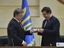 Президент Украины Петр Порошенко вручает Михаилу Саакашвили удостоверение главы Одесской области Президент Украины Петр Порошенко вручает Михаилу Саакашвили удостоверение главы Одесской области