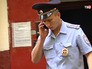 Полицейский говорит по телефону Полицейский говорит по телефону