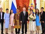 Владимир Путин вручил ордена "Родительская слава" Владимир Путин вручил ордена "Родительская слава"