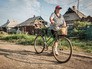 Жительница Донбасса у разрушенных в результате обстрелов домов Жительница Донбасса у разрушенных в результате обстрелов домов
