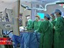 Хирурги проводят операцию Хирурги проводят операцию