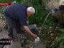 Житель Северной Осетии набирает воду Житель Северной Осетии набирает воду