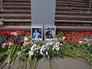Цветы у здания ВГТРК в память о погибших на Украине журналистов ВГТРК корреспондента Игоря Корнелюка и видеоинженера Антона Волошина Цветы у здания ВГТРК в память о погибших на Украине журналистов ВГТРК корреспондента Игоря Корнелюка и видеоинженера Антона Волошина