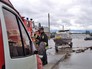 Спасатели МЧС эвакуируют жителей из зоны паводка Спасатели МЧС эвакуируют жителей из зоны паводка