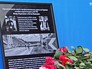 Цветы в память о погибших журналистах у здания ВГТРК Цветы в память о погибших журналистах у здания ВГТРК