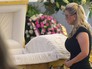 Певица Анна Семенович на церемонии прощания с певицей Жанной Фриске Певица Анна Семенович на церемонии прощания с певицей Жанной Фриске
