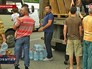 Люди набирают воду в Северной Осетии Люди набирают воду в Северной Осетии