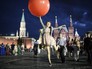 Выпускники празднуют окончание школы на Красной площади в Москве Выпускники празднуют окончание школы на Красной площади в Москве