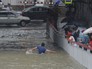 Жители на улице Сочи во время ливня Жители на улице Сочи во время ливня