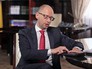 Арсений Яценюк считает на калькуляторе Арсений Яценюк считает на калькуляторе