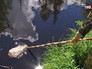 Инспекторы рыбнадзора берут пробы воды Инспекторы рыбнадзора берут пробы воды