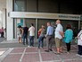 Очередь к банкоматам в Греции Очередь к банкоматам в Греции