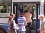 Пассажиры заходят в троллейбус Пассажиры заходят в троллейбус