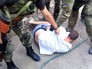 Бойцы украинского добровольческого батальона избивают задержанного Бойцы украинского добровольческого батальона избивают задержанного