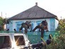 Бойцы украинского добровольческого батальона штурмуют частный дом Бойцы украинского добровольческого батальона штурмуют частный дом