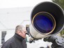 Астроном смотрит в телескоп Астроном смотрит в телескоп