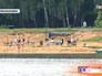 Жители Малаховки купаются в местном озере Жители Малаховки купаются в местном озере