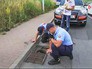 Полицейские спасают утят из канализации Полицейские спасают утят из канализации
