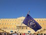 Флаг Eвросоюза на фоне греческого парламента Флаг Eвросоюза на фоне греческого парламента