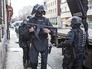 Французский полицейский спецназ проводит спецоперацию Французский полицейский спецназ проводит спецоперацию