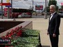 Сергей Собянин возлогает венки у станции метро "Парк Победы" Сергей Собянин возлогает венки у станции метро "Парк Победы"