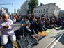 Мусульмане на одной из улиц у соборной мечети в Москве Мусульмане на одной из улиц у соборной мечети в Москве