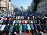 Мусульмане на одной из улиц у соборной мечети в Москве Мусульмане на одной из улиц у соборной мечети в Москве