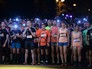 Участники ночного забега на Лужнецкой набережной в Москве Участники ночного забега на Лужнецкой набережной в Москве